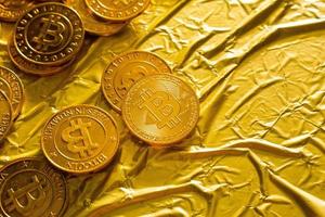 de bitcoin cryptocurrency in gouden textuur afbeelding achtergrond. foto