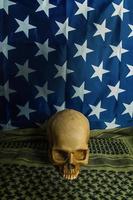 de vlag van de verenigde staten van amerika en shemagh en schedel abstracte achtergrond. foto