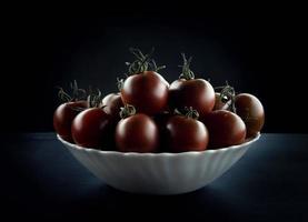 rijp tomaten in een bord. cumato tomaten. foto