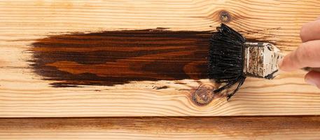 restauratie van deuren, vernissen borstel van een houten opening foto