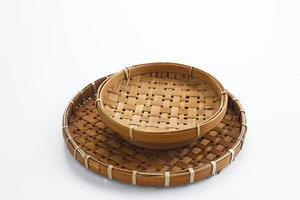 traditioneel rieten bord gemaakt van bamboe geïsoleerd Aan een wit achtergrond. kopiëren ruimte. foto