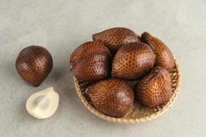 salak of netelig palm of slang fruit, salacca zalacca is een soorten van palm boom. selectief focus afbeelding. foto