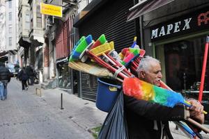 Istanbul, kalkoen, 2022 - vrouw in voorkant van op te slaan foto