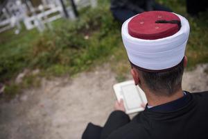 koran heilig boek lezing door imam Aan Islamitisch begrafenis foto