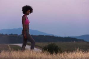 jong Afrikaanse Amerikaans vrouw jogging in natuur foto