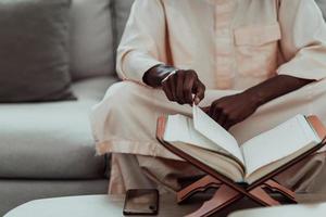 Afrikaanse moslim paar Bij huis in Ramadan lezing koran hulst Islam boek. foto