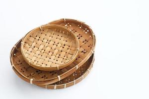 traditioneel rieten bord gemaakt van bamboe geïsoleerd Aan een wit achtergrond. kopiëren ruimte. foto