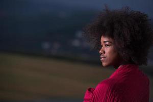 buitenshuis portret van een zwart vrouw met een sjaal foto