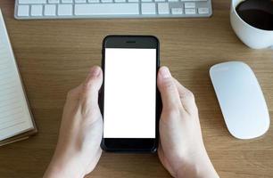 vrouw handen Holding leeg scherm van smartphone Aan hout bureau werk foto