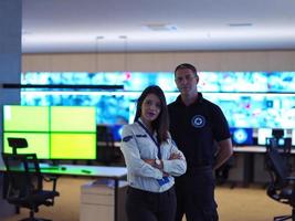 mannetje en vrouw operator in een veiligheid gegevens systeem controle kamer foto