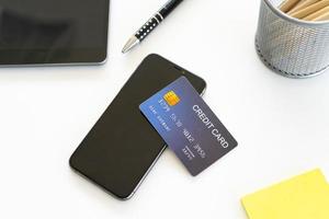 smartphone met credit kaart Aan kantoor bureau, online boodschappen doen concept foto