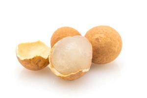 vers longan fruit geïsoleerd Aan wit achtergrond foto