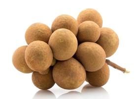 vers longan fruit geïsoleerd Aan wit achtergrond foto