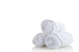 wit spa handdoeken stapel geïsoleerd Aan wit achtergrond foto
