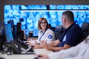 groep van veiligheid gegevens centrum operators Bij werk foto