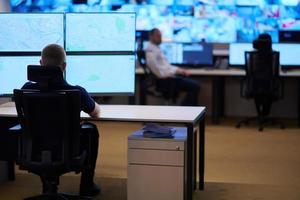 mannetje operator werken in een veiligheid gegevens systeem controle kamer foto