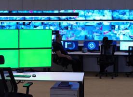 interieur van groot modern veiligheid systeem controle kamer met blanco groen schermen foto