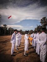 mensen Bijwonen de ceremonie naar herdenken de onafhankelijkheid dag van de republiek van Indonesië, oosten- kalimantaan, Indonesië, augustus, 18,2021 foto