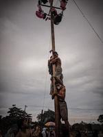 de opwinding van kinderen en volwassenen nemen een deel in de areca beklimming wedstrijd naar verlevendigen de onafhankelijkheid dag van de republiek van Indonesië, oosten- kalimantaan, Indonesië, augustus, 14,2022 foto