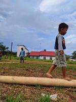 kinderen spelen samen, oosten- kalimantaan, Indonesië, augustus, 13,2022 foto