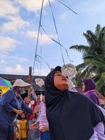 de opwinding van volwassenen en kinderen nemen een deel in een kraker aan het eten wedstrijd naar verlevendigen de onafhankelijkheid dag van de republiek van Indonesië, oosten- kalimantaan, Indonesië augustus 13, 2022 foto