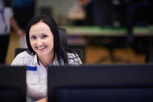 portret van vrouw operator in een veiligheid gegevens systeem controle kamer foto