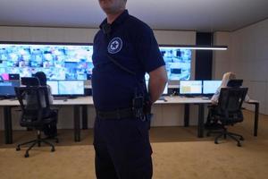 portret van jong mannetje veiligheid operator in een gegevens systeem controle kamer foto