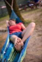 vrouw resting Aan hangmat foto