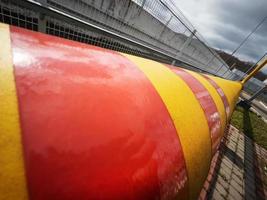 geel rood hoofd lijn van de natuurlijk gas- levering pijpleiding naar de klant foto