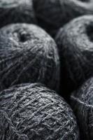 grijs garen gemaakt van natuurlijk wol in ballen van draad. foto