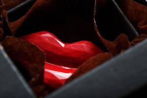 voortreffelijk handgemaakt chocola snoep in de vorm van rood lippen detailopname foto