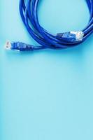 blauw ethernet kabel koord lap koord Aan een blauw achtergrond met vrij ruimte foto