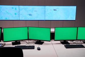 leeg interieur van groot modern veiligheid systeem controle kamer met blanco groen schermen foto