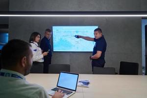 groep van veiligheid gegevens centrum operators Bij werk foto