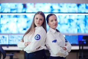 groep portret van vrouw operator in een veiligheid gegevens systeem controle kamer foto