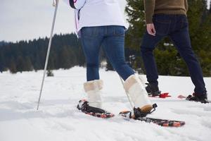 paar met plezier en wandelen in sneeuwschoenen foto