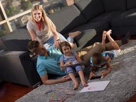 familie in woonkamer foto