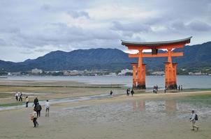 miyajima rood heilig poort Aan de zand in Hiroshima Japan foto