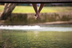 mensen zittend Bij houten brug foto