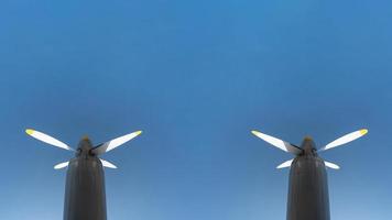 twee vliegtuig propeller van leger vliegtuigen, kopiëren ruimte. blauw lucht achtergrond. foto