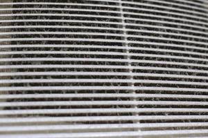 vuile lucht ventilatierooster van hvac met verstopt filter. foto