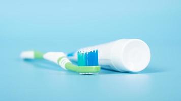 tandpasta en een tandenborstel Aan een blauw medisch achtergrond, tandheelkundig zorg foto