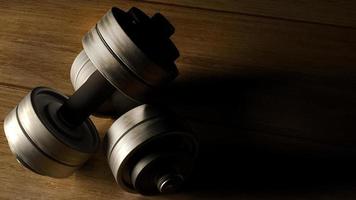 dumbbells houten vloer donkere toon 3D-rendering voor fitnesses inhoud. foto