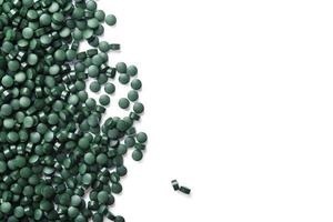 groen tablets gemaakt van natuurlijk biologisch spirulina foto