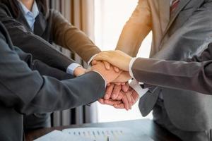 close-up van groep hand succes mensen uit het bedrijfsleven persoon samen te werken in office. diversiteit van zakenman en zakenvrouw die zakelijke bijeenkomsten bijwoont. concept van vriendschap, samenwerking corporate. foto