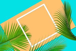 groen palm bladeren patroon voor natuur concept, tropisch blad Aan oranje en taling papier achtergrond foto