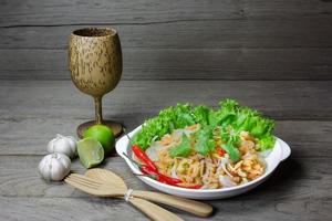 salade met droog garnaal Aan tafel foto