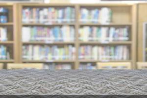 staal bord uitglijden met bibliotheek vervagen achtergrond foto