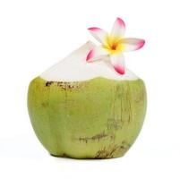 kokosnoot water drinken met plumeria geïsoleerd Aan wit achtergrond foto