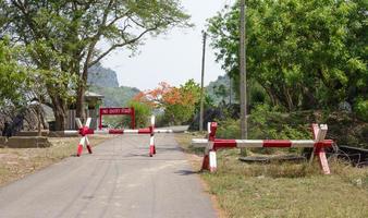 Nee binnenkomst met wegversperring weg foto